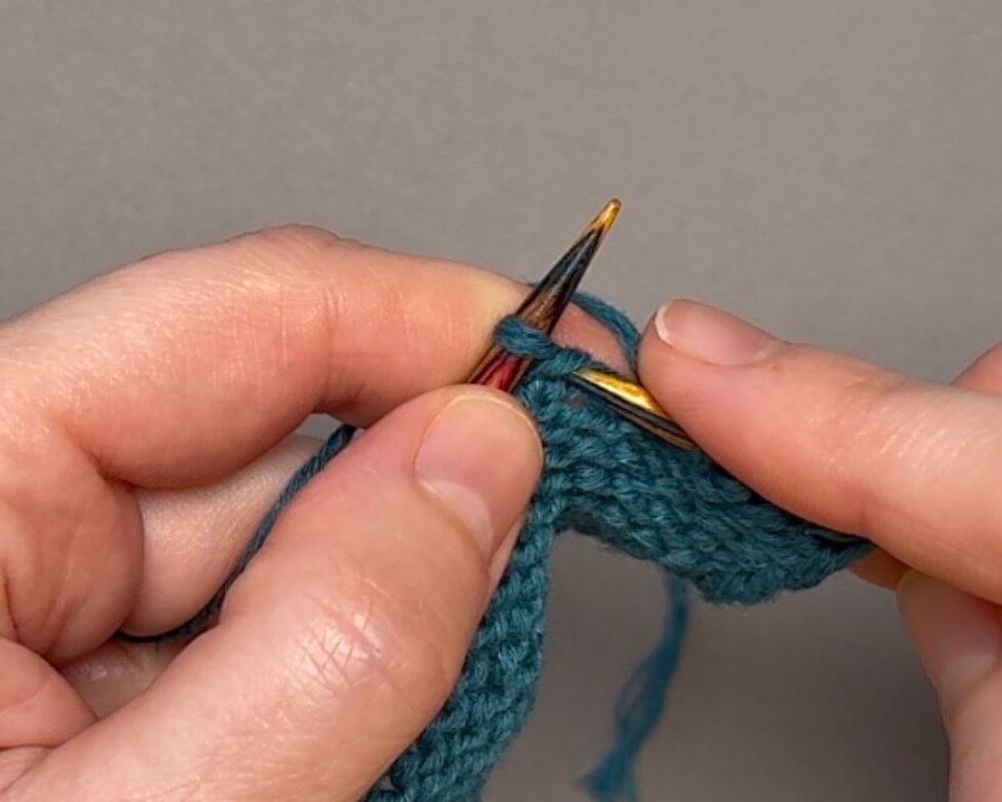 right-leaning increase in the purl row