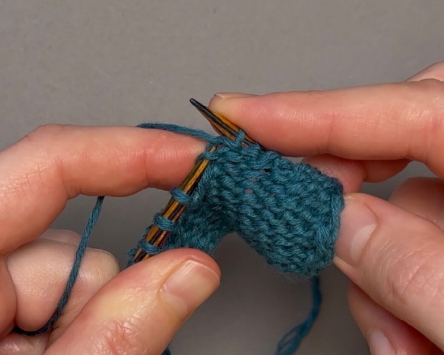 left-leaning increase in the purl row